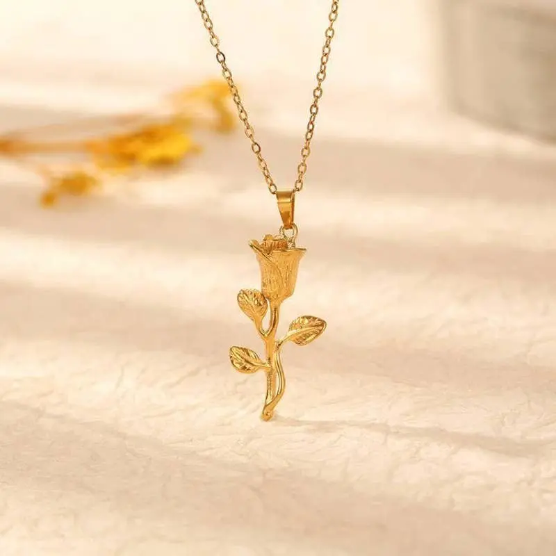 Elegant Gold Rose Charm Pendant Necklace 1