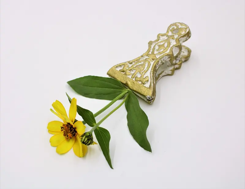 Gold-Tone Cast Iron Hair Clip For Styling 1
