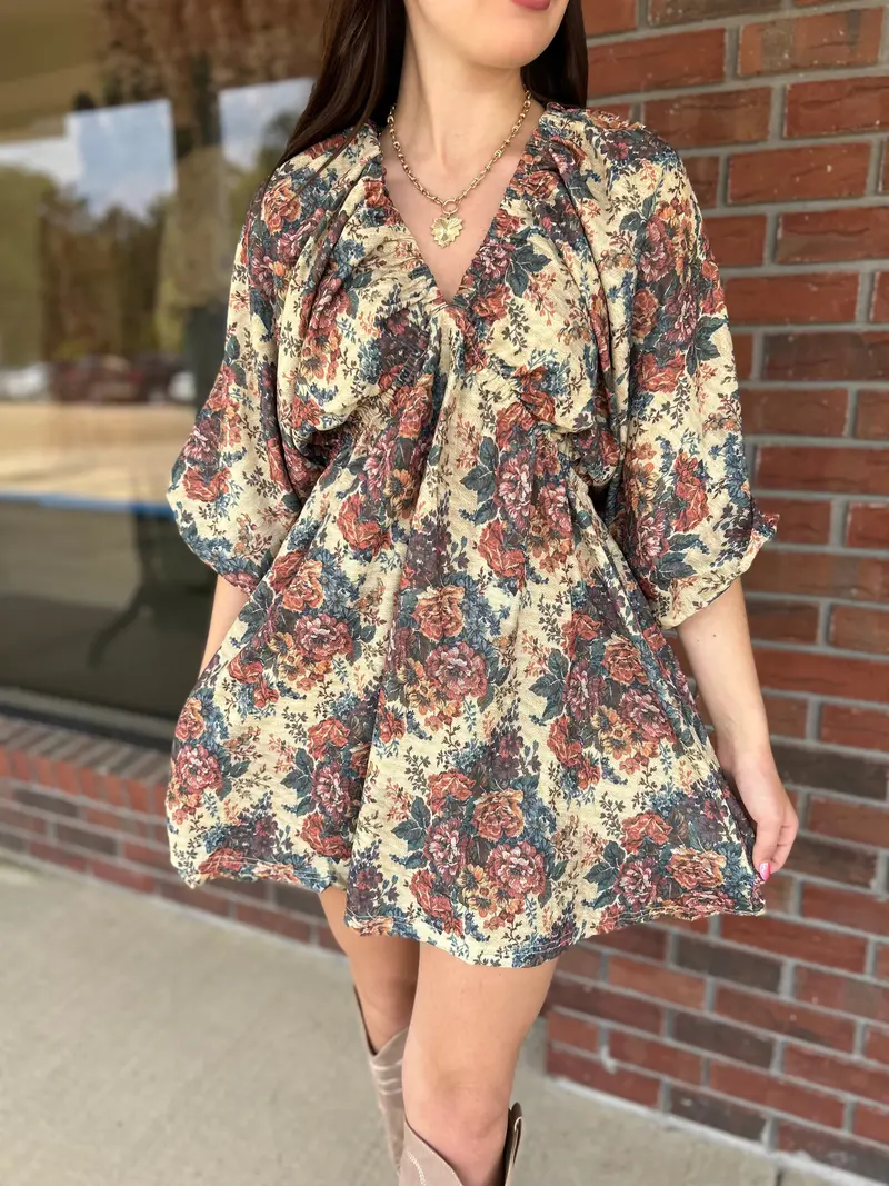 Keep Me Close Vintage-Print Dress – Floral Retro Silhouette 1