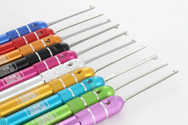 Professional Flag-Style Dimple Pick Set With Wrap-Around Case 1