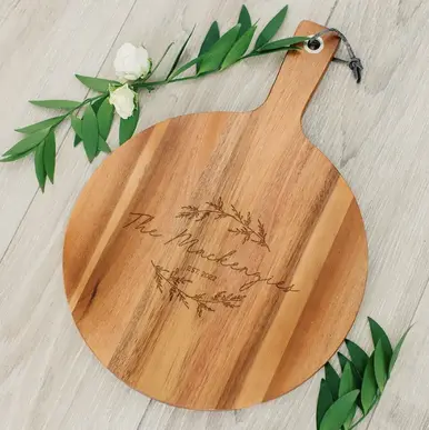 Round Personalized Cutting Board With Integrated Handle 1